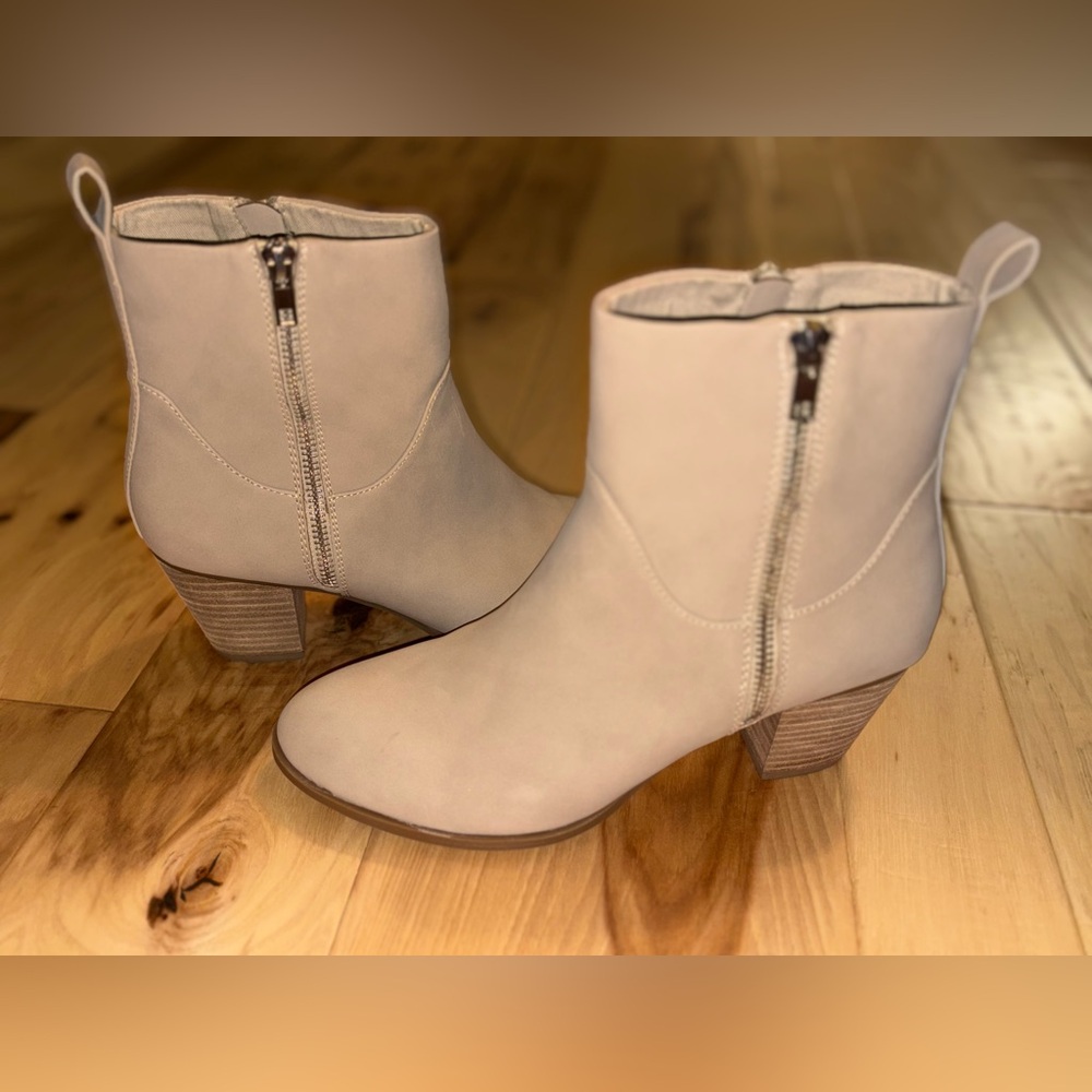 NEW DV by Dolce Vita Cream Ankle Booties
